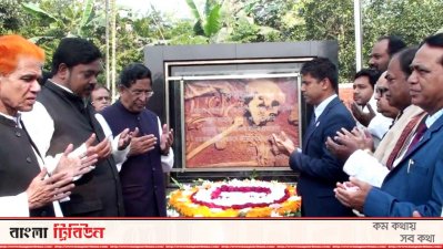 টাঙ্গাইল সদরের একটি বধ্যভূমিতে স্মৃতিস্তম্ভের উদ্বোধন করছেন কৃষিমন্ত্রী ড. আব্দুর রাজ্জাক