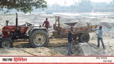 বাঁধ কেটে বিক্রি হচ্ছে বালু