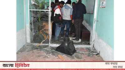 রোগীর মৃত্যুর পর ক্ষুব্ধ স্বজনরা হাসপাতালে ভাঙচুর করেন