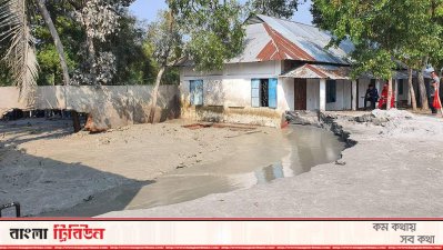 গ্যাস উদগিরণের ফলে স্কুলের মাঠে গর্ত তৈরি হয়েছে