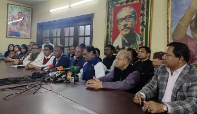 মতবিনিময় সভা শেষে বক্তব্য রাখছেন ওবায়দুল কাদের