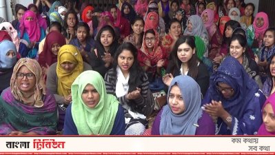 প্রশাসনিক ভবনের সামনে আন্দোলনরত শিক্ষার্থীরা