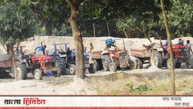 বাঁধ কেটে বিক্রি করা হচ্ছে বালু