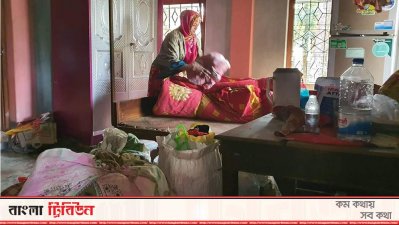 আশপাশের এলাকার লোকজন আতঙ্কে মালামাল সরিয়ে নিচ্ছেন