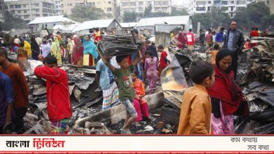 টিকে থাকা জিনিস খুঁজে ফিরছেন বস্তিবাসী