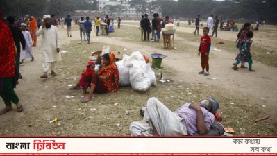 ঘর হারানোর পর খোলা আকাশের নিচে কয়েকজন