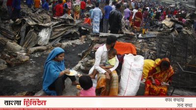 ঘর হারিয়ে নিঃস্ব একটি পরিবার
