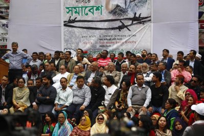 খালেদা জিয়ার মুক্তির দাবিতে আয়োজিত সমাবেশে বিএনপির নেতাকর্মীরা