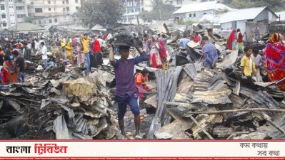 আগুনে পুড়ে যাওয়া এলাকায় বস্তিবাসী