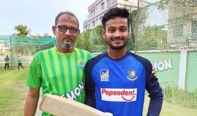 ক্রিকেট জীবনের প্রথম কোচ শামীম ফারুকির সঙ্গে মাহমুদুল