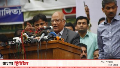 বিএনপি আয়োজিত সমাবেশে বক্তব্য রাখছেন অনুষ্ঠানের প্রধান অতিথি ড. খন্দকার মোশাররফ হোসেন। (ছবি: নাসিরুল ইসলাম।)