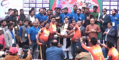 চ্যাম্পিয়ন দল সিরাজগঞ্জ টাইগার্সকে ট্রফি তুলে দেন ক্রীড়া প্রতিমন্ত্রী জাহিদ আহসান রাসেল