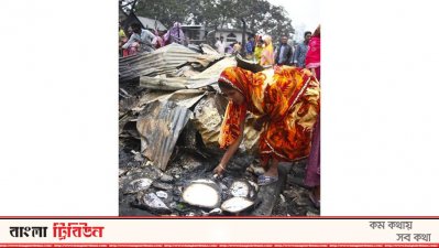 আগুনের পর কিছু একটা খুঁজছে এক নারী