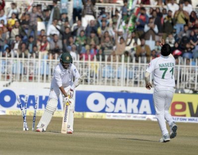 নাসিমের বলে বোল্ড সাইফ। 
