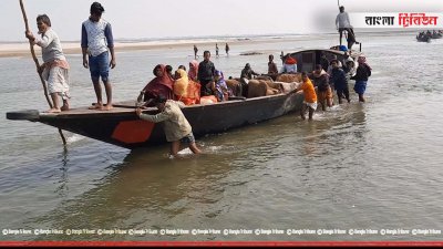 নাব্য সংকটের কারণে এভাবেই ঠেলতে হচ্ছে নৌকা