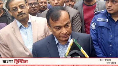 সাংবাদিকদের সঙ্গে কথা বলছেন পানিসম্পদ প্রতিমন্ত্রী জাহিদ ফারুক