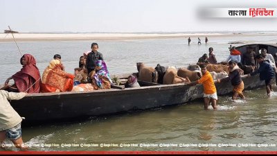 নাব্য সংকটের কারণে এভাবেই ঠেলতে হচ্ছে নৌকা