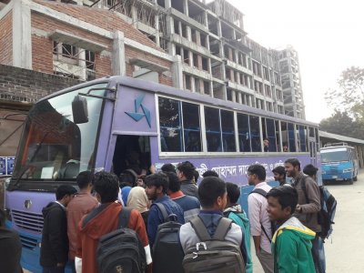 পরিবহন সংকটে হাজী দানেশ প্রযুক্তি বিশ্ববিদ্যালয়ের শিক্ষার্থীরা