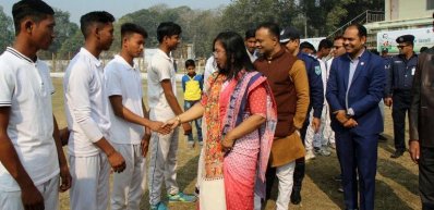 ক্রিকেটারদের সঙ্গে পরিচিত হচ্ছেন জেলা প্রশাসক সাবিনা ইয়াসমিন
