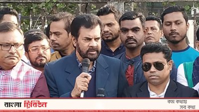 প্রেস ক্লাবে এক মানববন্ধনে বক্তব্য দিচ্ছেন ইলিয়াস কাঞ্চন