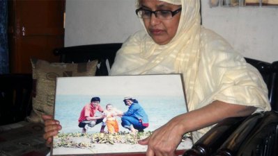 সাগরের পরিবারের ছবি হাতে তার মা সালেহা মনির