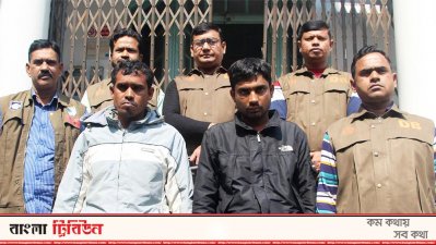 প্রতিপক্ষকে ফাঁসাতে গিয়ে অস্ত্র-গুলিসহ দুই চরমপন্থী আটক