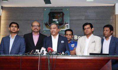 সংবাদমাধ্যমের সঙ্গে কথা বলছেন বিসিবি সভাপতি নাজমুল হাসান
