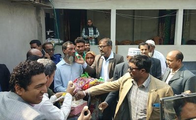 শরিফুলদের বাড়িতে মিষ্টি খেয়ে বিজয় উদযাপন