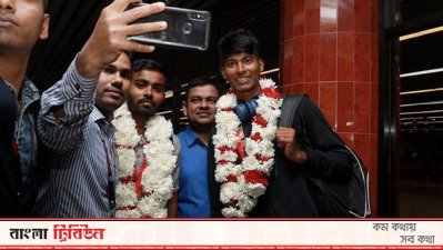 বিশ্বচ্যাম্পিয়নদের আগমনে উৎসবমুখর বিমানবন্দর (ফটো স্টোরি)