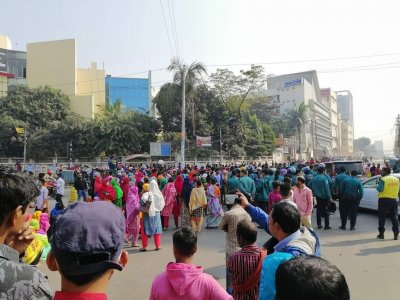 বিক্ষুব্ধ পোশাক শ্রমিকরা