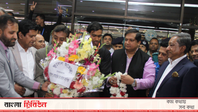 বিশ্বচ্যাম্পিয়নদের আগমনে উৎসবমুখর বিমানবন্দর (ফটো স্টোরি)