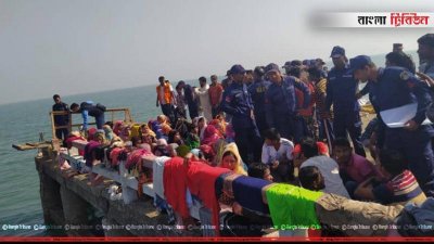 উদ্ধার হওয়া ট্রলারের যাত্রীরা 