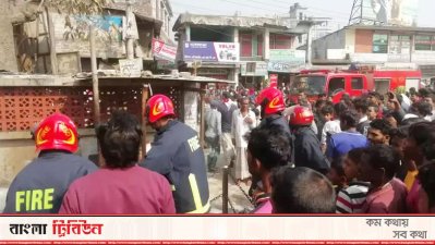 চা দোকানের সিলিন্ডার বিস্ফোরণ থেকে অটোরিকশায় আগুন