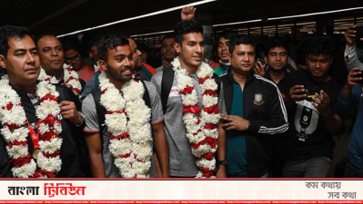 বিশ্বচ্যাম্পিয়নদের আগমনে উৎসবমুখর বিমানবন্দর (ফটো স্টোরি)