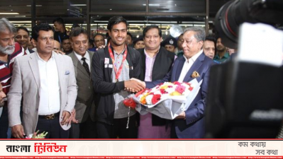 বিশ্বচ্যাম্পিয়নদের আগমনে উৎসবমুখর বিমানবন্দর (ফটো স্টোরি)
