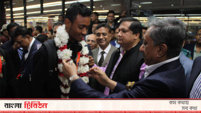 বিশ্বচ্যাম্পিয়নদের আগমনে উৎসবমুখর বিমানবন্দর (ফটো স্টোরি)