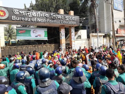 বিক্ষুব্ধ পোশাক শ্রমিকরা