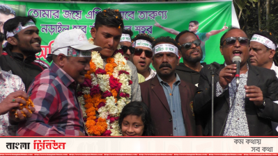 নড়াইলে অভিষেককে বরণ করছেন স্থানীয়রা। 