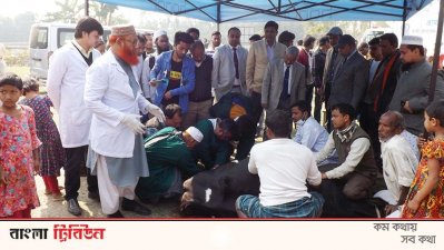 দেশের প্রথম ভ্রাম্যমাণ ভেটেরিনারি ক্লিনিকের মাধ্যমে সেবা দেওয়ার দৃশ্য 