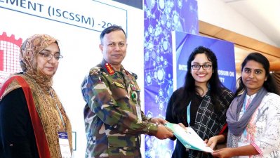 অংশগ্রহণকারীদের সনদ তুলে দেন লেফটেন্যান্ট জেনারেল মো. মাহফুজুর রহমান (ছবি: আইএসপিআর)