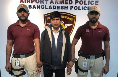 আটকের পর বিমানের পরিচ্ছন্নতাকর্মী নাম জনাথন মুক্তি বরিকদার