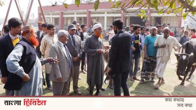 দেশের প্রথম ভ্রাম্যমাণ ভেটেরিনারি ক্লিনিকের মাধ্যমে সেবা দেওয়ার দৃশ্য 