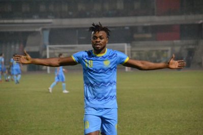 আবাহনীর প্রথম গোল করে ছুটছেন সানডে চিজোবা