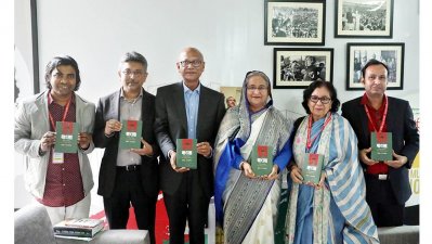 &lsquo;জয় বাংলা&rsquo; বইয়ে মোড়ক উন্মোচন করেন প্রধানমন্ত্রী শেখ হাসিনা। (ছবি: ফোকাস বাংলা)