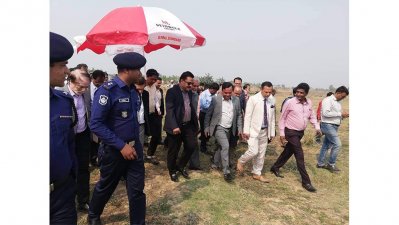‘বঙ্গবন্ধু চত্বর’ প্রকল্প এলাকায় গৃহায়ন ও গণপূর্ত প্রতিমন্ত্রী শরীফ আহমেদসহ অন্যরা।
