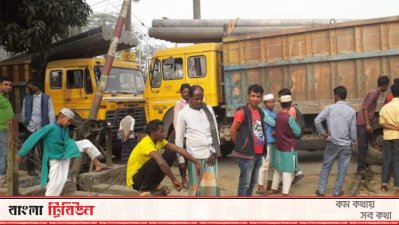 মৌলভীবাজারে রেললাইনের ওপর ট্রাক বিকল