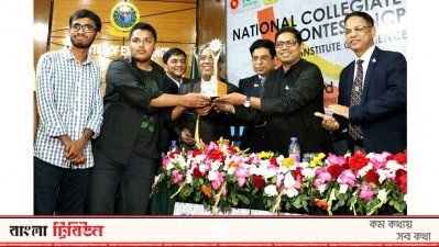 একজন শিক্ষার্থীর হাতে পুরস্কার তুলে দিচ্ছেন জুনায়েদ আহমেদ পলক