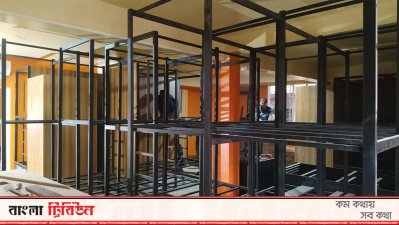 তৈরি হচ্ছে আবাসিক কক্ষের দ্বিতল বিছানাগুলো।