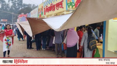 বইমেলায় বৃষ্টির কারণে কোনও কোনও স্টলের সামনে তাঁবু বা ত্রিপল বাড়িয়ে দেওয়া হয়