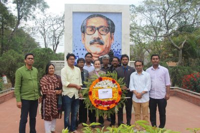 বঙ্গবন্ধুর প্রতিকৃতিতে শাবি শিক্ষক সমিতির নতুন কমিটির শ্রদ্ধাঞ্জলি